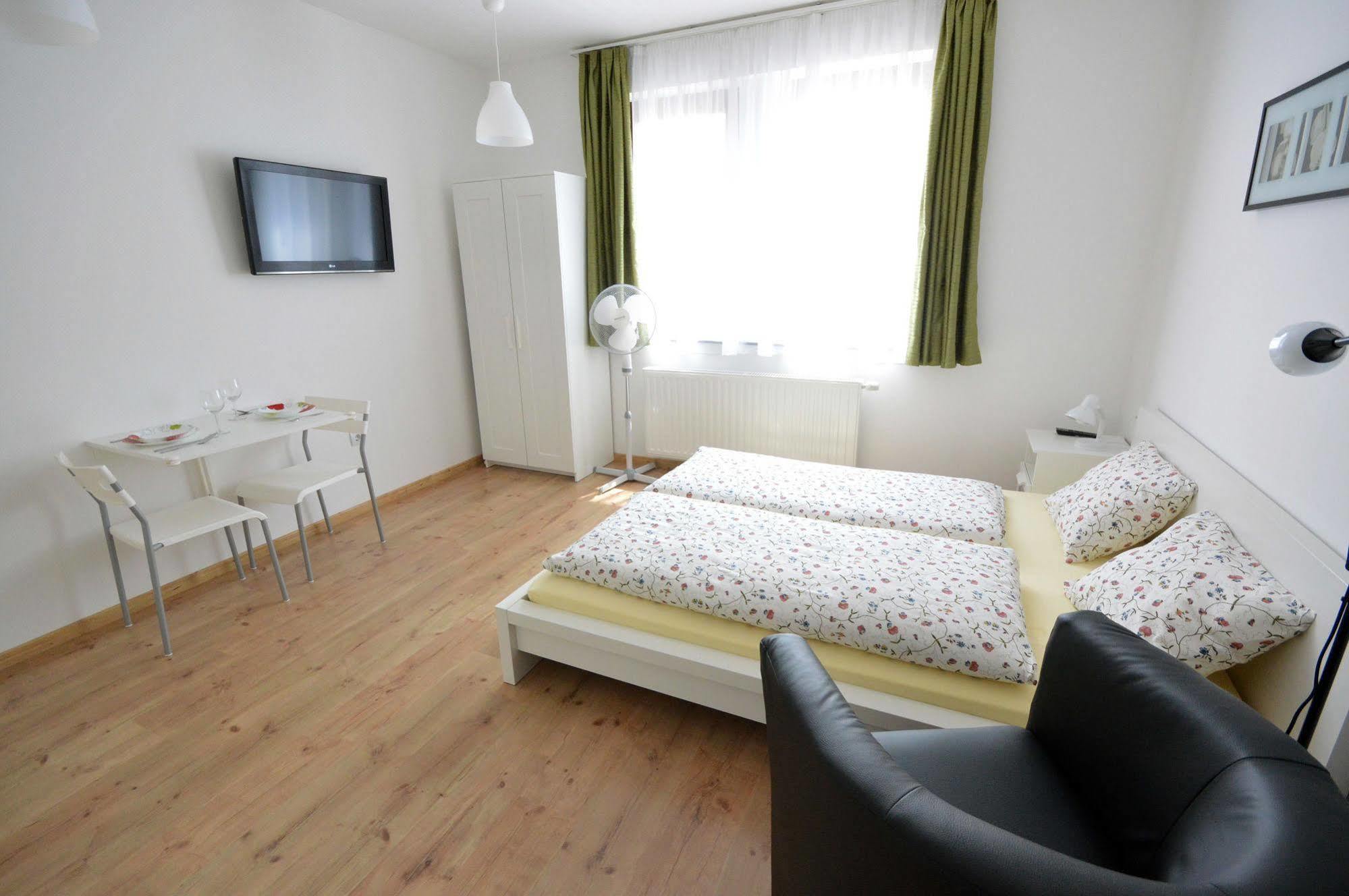 Toldi Apartments Печ Экстерьер фото