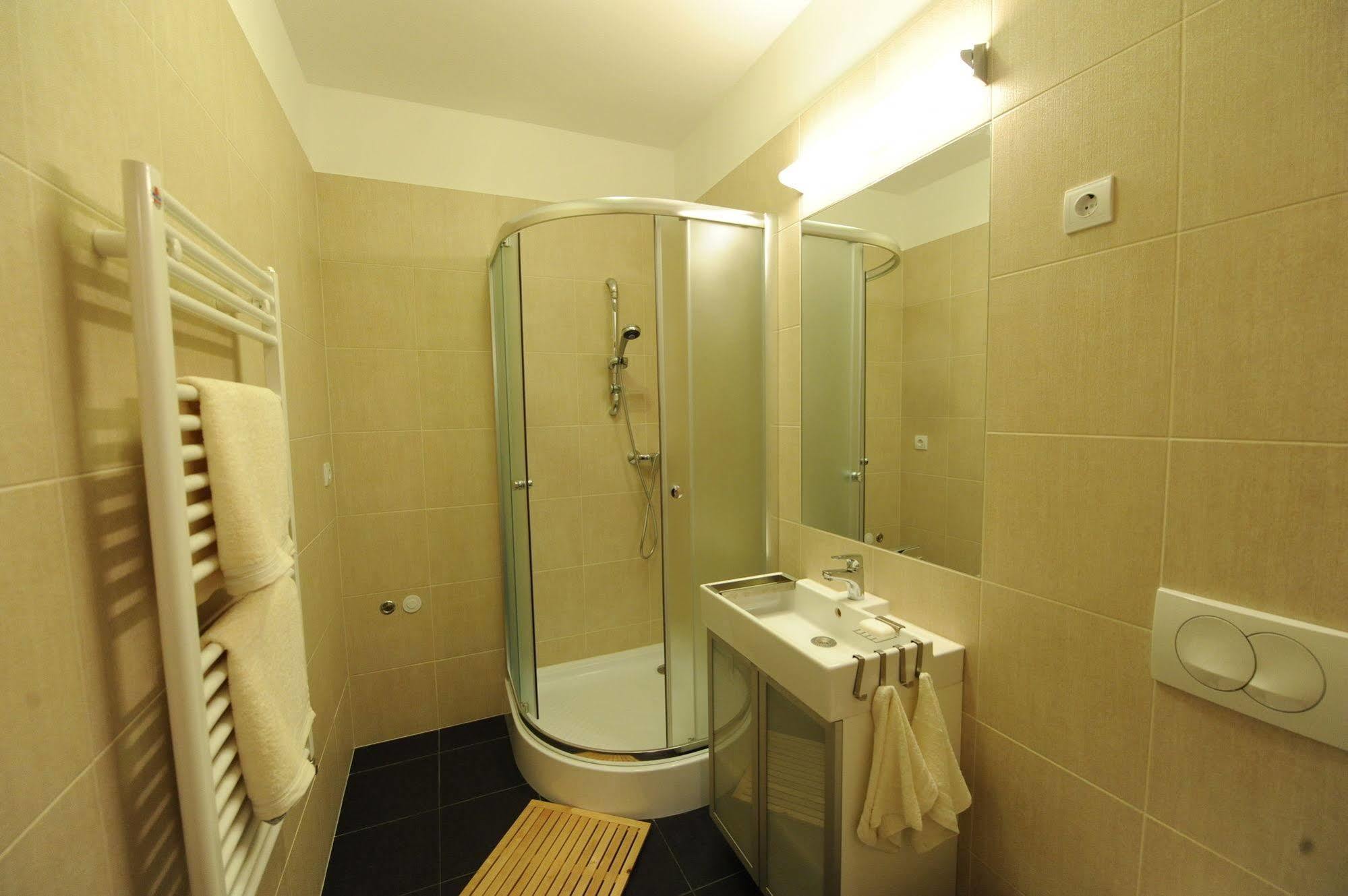 Toldi Apartments Печ Экстерьер фото