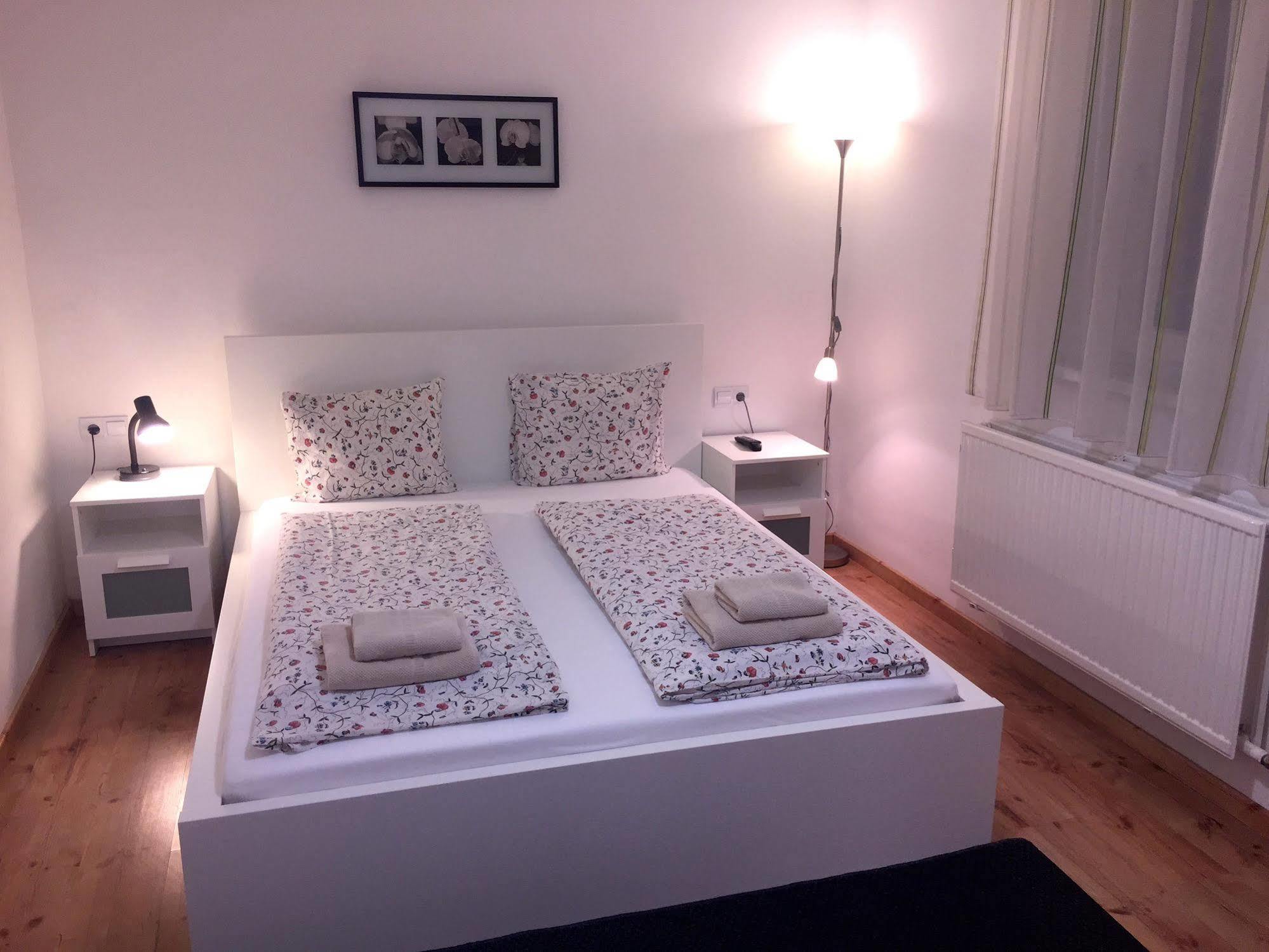 Toldi Apartments Печ Экстерьер фото