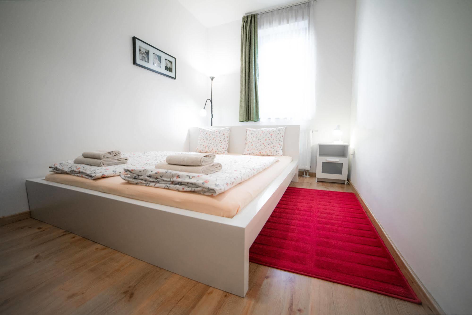 Toldi Apartments Печ Экстерьер фото